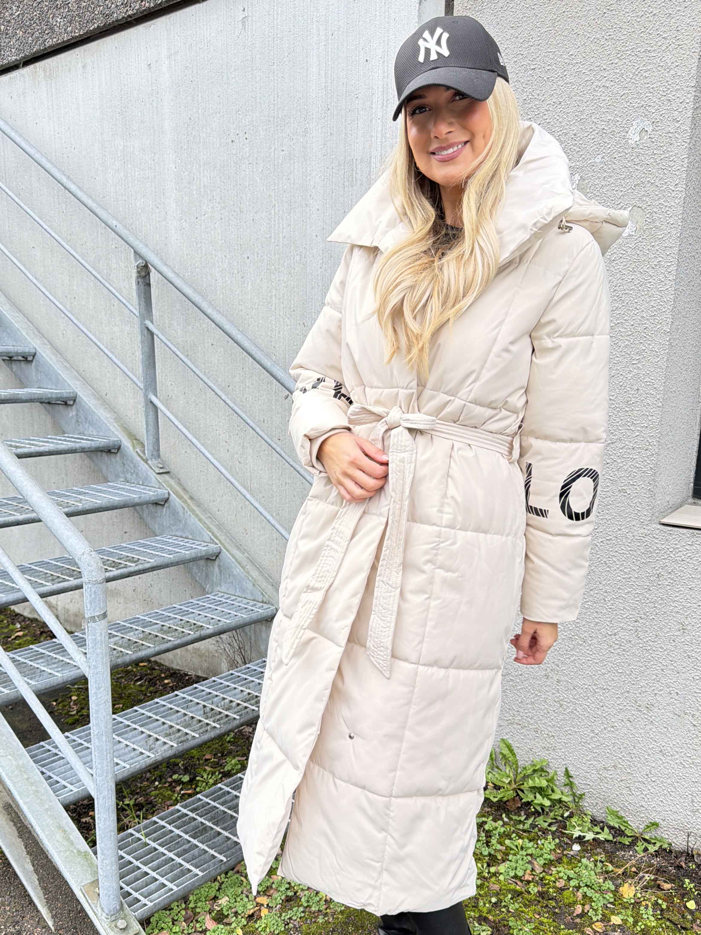 Snowie – Lång dunjacka med en LOVE-detalj på ärmen och en varm krage.